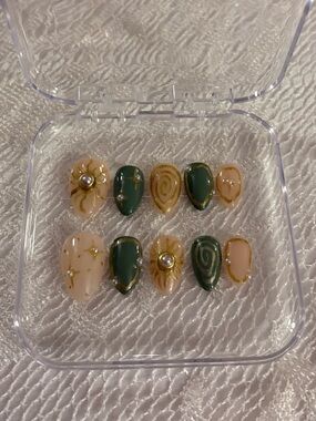 Green and Beige Gold-Accented Press-On Nail Set for Women